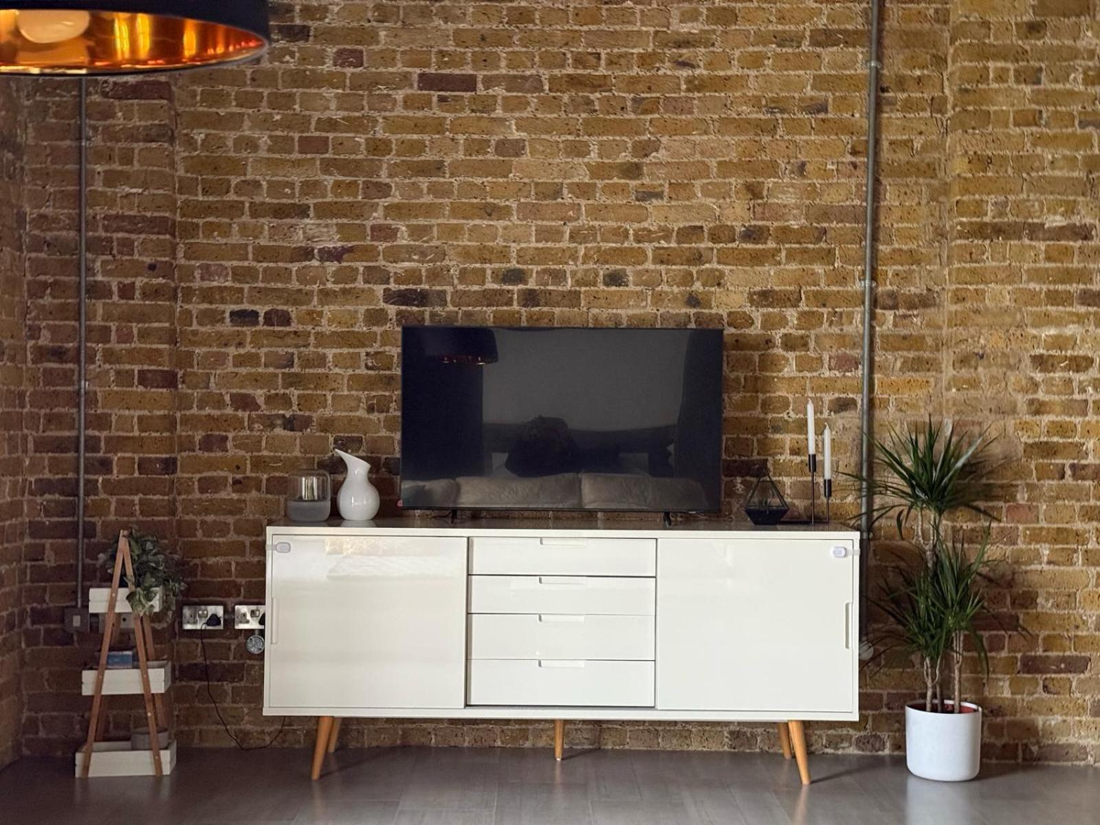 Luxurious Docklands Loft - Steps Away From Excel & Dlr - Free Parking Appartamento